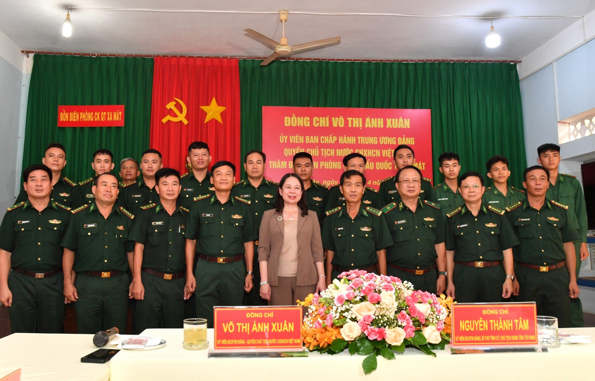 Quyền Chủ tịch nước Võ Thị Ánh Xuân chụp ảnh lưu niệm cùng cán bộ, chiến sĩ