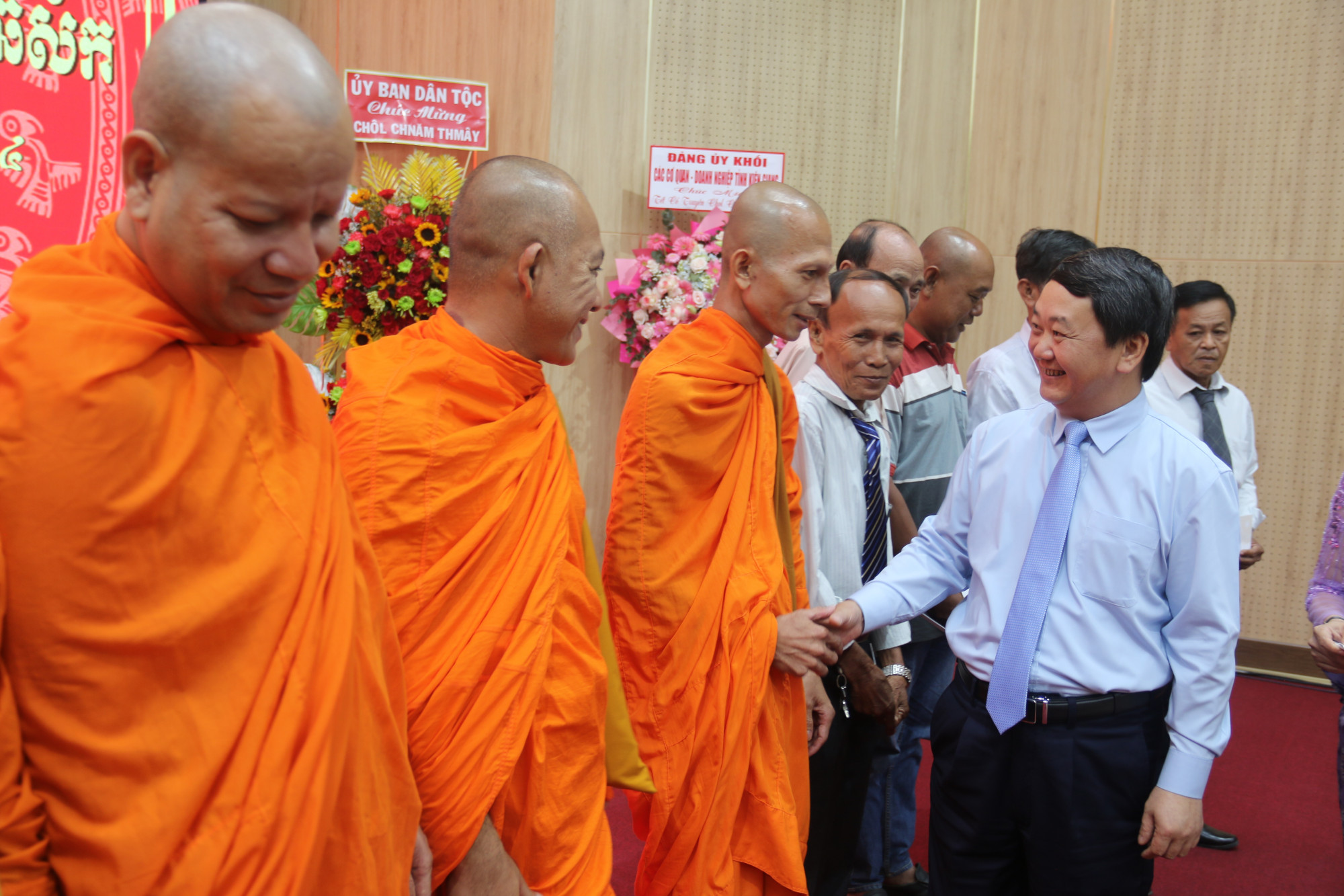 ông Hầu A Lềnh - Bộ trưởng, Chủ nhiệm Ủy ban Dân tộc đã chúc đồng bào dân tộc Khmer, các vị chức sắc, chư tăng Phật giáo Nam tông Khmer đón Tết Chôl Chnăm Thmây năm 2024 vui tươi,