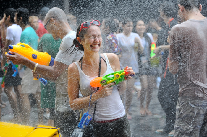 Những điều nên làm trong lễ hội Songkran: Hãy mang theo túi chống nước hoặc túi ziplock để giữ cho thiết bị điện tử được an toàn; Chọn trang phục phù hợp - mặt quần áo thoáng mát và thoải mái, tránh mặt quần áo trắng hoặc trong suốt khi bị ướt; Hãy thoa kem chống nắng để bảo vệ da của bạn khỏi tia UV nhé; Uống đủ nước để giữ cho cơ thể của bạn khỏe mạnh và tránh say nắng; Mang kính bảo vệ mắt để tránh nước mang vi khuẩn nhiễm vào mắt.