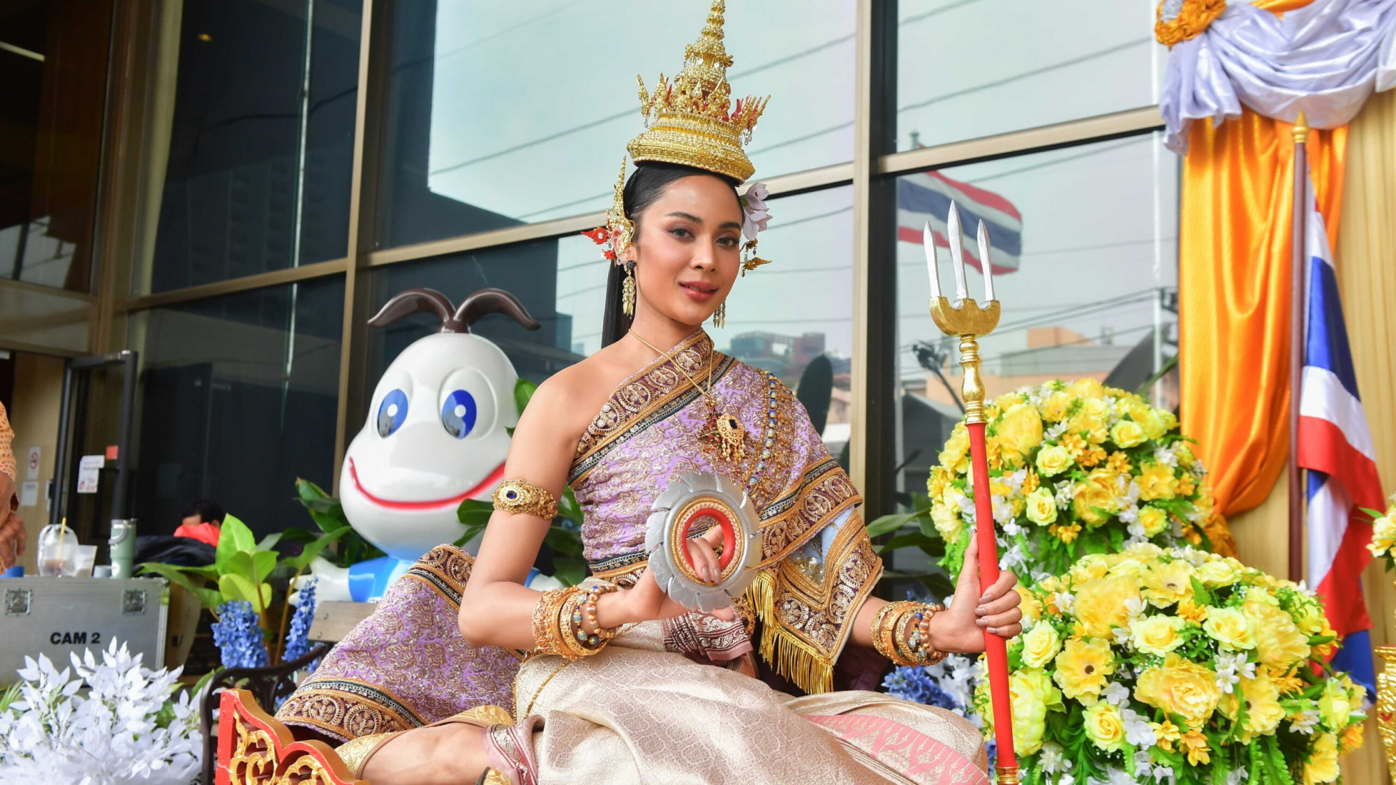 Songkran - Lễ hội té nước Thái Lan - là một trong những lễ hội truyền thống quan trọng nhất của Thái Lan, diễn ra từ ngày 13 đến 15 tháng 4 hàng năm. Lễ hội này đánh dấu sự kết thúc của năm cũ và chào đón năm mới theo Phật lịch. Songkran là một trong những lễ hội nổi tiếng nhất Thái Lan, được yêu thích bởi những trận thủy chiến khổng lồ và các bữa tiệc đường phố rực rỡ.