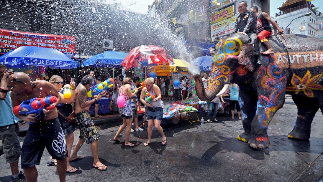 Được mệnh danh là “thiên đường về đêm” ở Thái Lan, Khaosan road là một tuyến phố đi bộ tập trung nhiều hoạt động vui chơi dành cho khách du lịch ở Bangkok. Vào những ngày Songkran diễn ra, tuyến phố này cũng nhộn nhịp không thua kém gì Silom. Nhiều tuyến đường lân cận có thể bị đóng nên nếu bạn đi taxi để di chuyển đến khu vực này nên bạn có thể sẽ phải tự đi bộ một quãng vài tòa nhà nữa để tới nơi.  Khaosan road thường tấp nập nhất vào buổi chiều và tối. Xuyên suốt tuyến phố dựng lên nhiều sân khấu để mọi người cùng “quẩy” nhạc với DJs. Có một lưu ý lớn đó là chai thủy tinh bị cấm tại những sự kiện này và tại Khaosan road có nhiều trạm kiểm soát của cảnh sát nên hãy cẩn thận không nên sử dụng khi vui chơi bạn nhé.