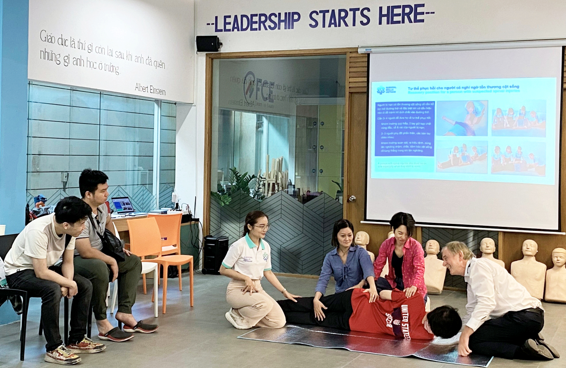 Các học viên tham gia học lớp “Sơ cấp cứu và kỹ năng sinh tồn căn bản” của Công ty Survival Skills Vietnam (SSVN)