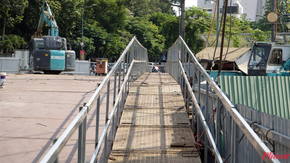 Cầu được làm bằng thép, chiều dài 60m, gồm hai đơn nguyên: một bên có bề rộng mặt đường 12,7m với 3 làn xe và 1 lề bộ hành; bên còn lại có bề rộng mặt đường 7,4m với 2 làn xe. 