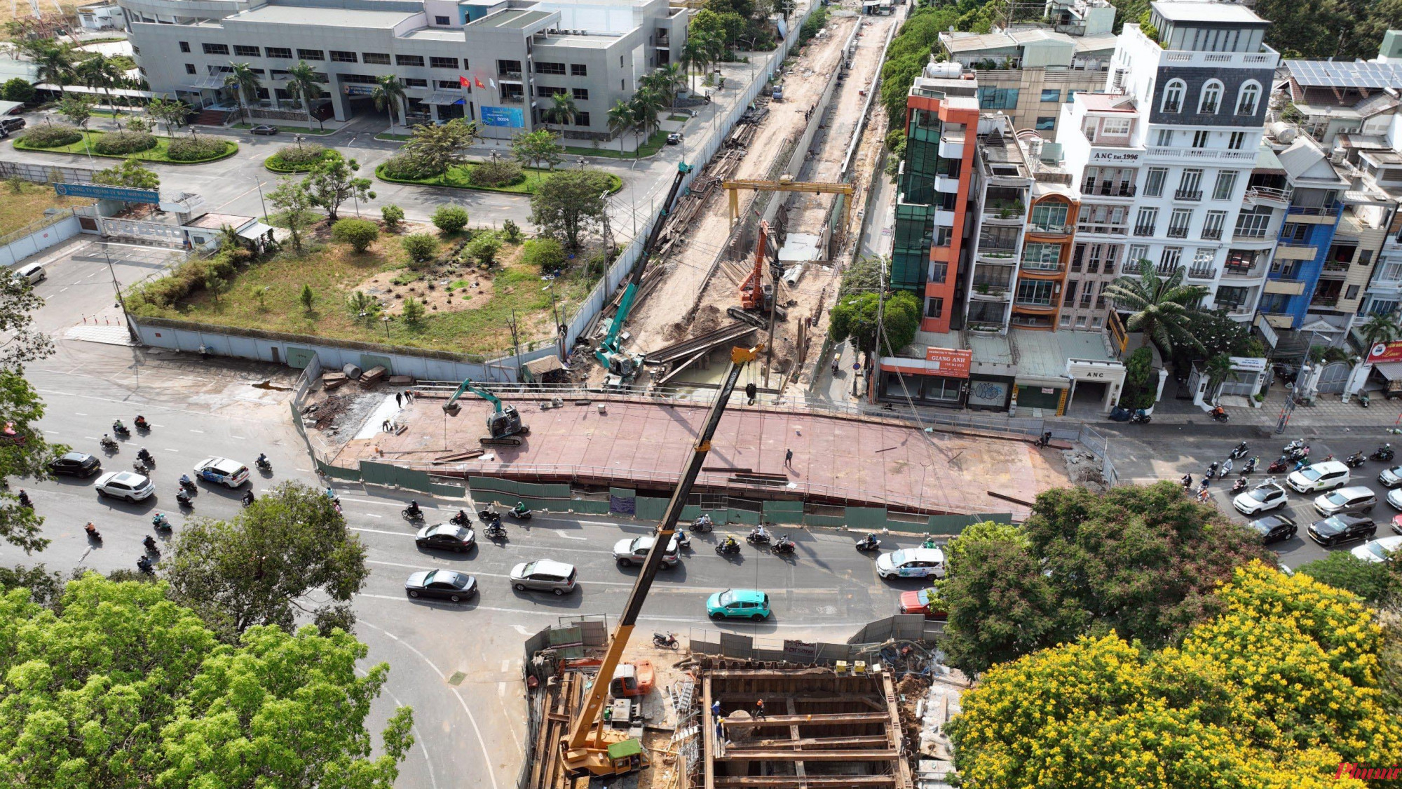 Những ngày gần đây, nhiều công nhân, máy móc đang cấp tập thi công cầu tạm tại giao lộ Trần Quốc Hoàn - Phan Thúc Duyện, quận Tân Bình, TPHCM.