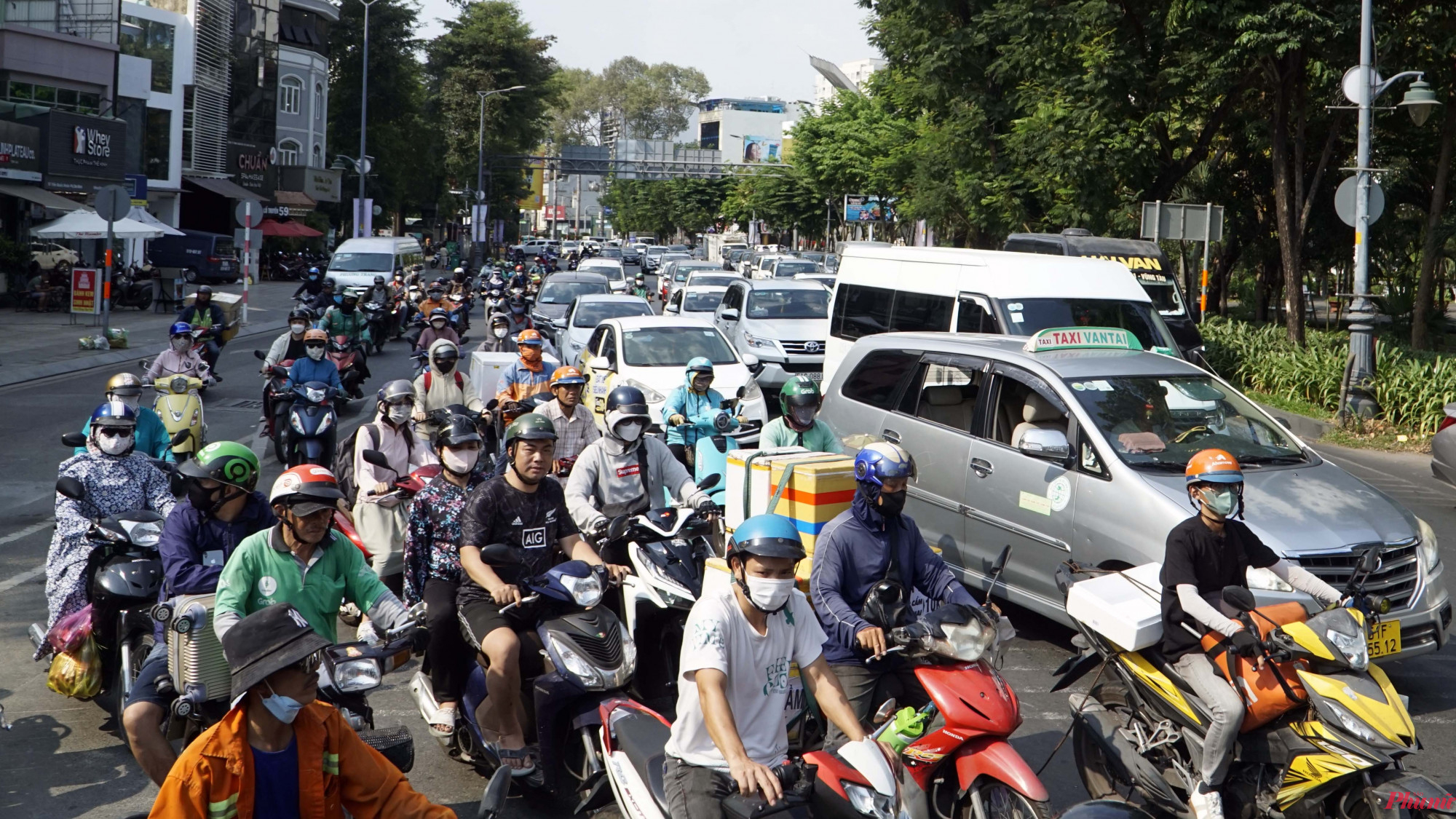 Việc lòng đường bị thu hẹp khiến tình trạng giao thông khu vực cửa ngõ Tân Sơn Nhất thường xuyên gặp cảnh ùn ứ kéo dài.