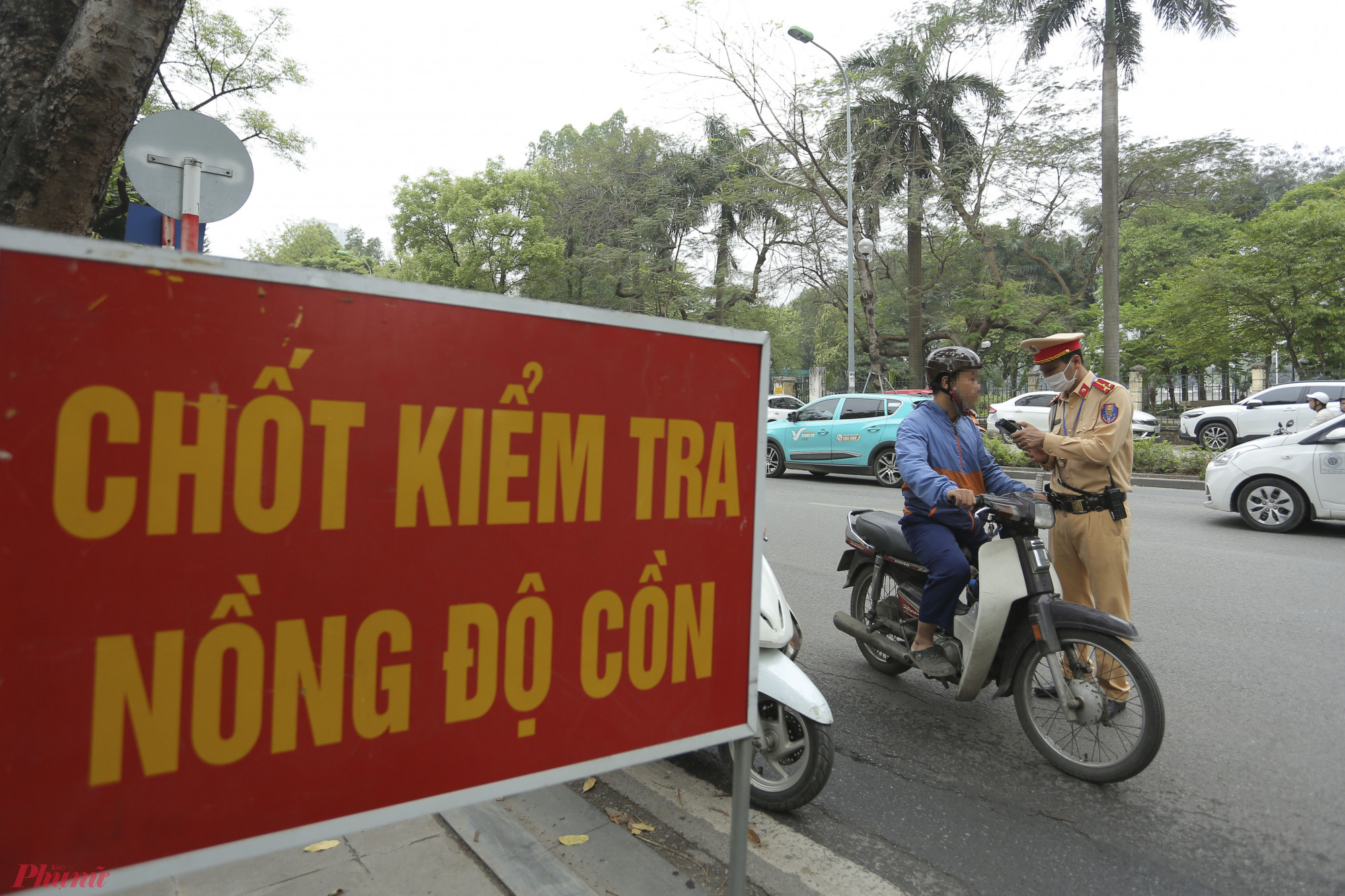 Ghi nhận cho thấy có nhiều tài xế tuân thủ nghiêm việc không sử dụng rượu bia khi lái xe, tuy nhiên cũng có không ít lái xe cố tính “uống vài ly cho vui” hay “uống chút không sao đâu” rồi lại lưu thông ra đường.