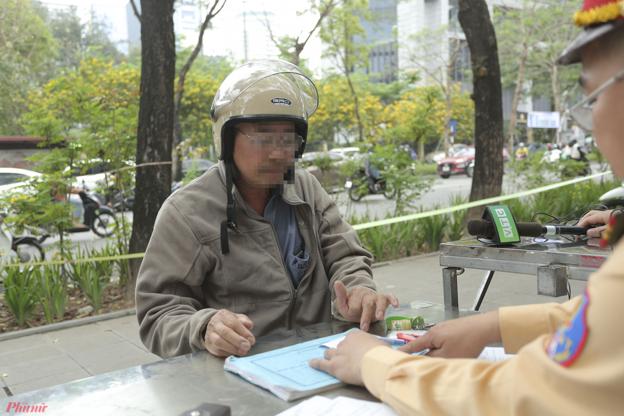 Ông M. biện minh sử dụng rượu từ tối qua, đang trên đường đến viện để thăm người nhà và thắc mắc đến giờ vẫn còn nồng độ cồn trong hơi thở. Cũng tương tự người vi phạm trước, ông M. không xuất trình được giấy phép lái xe và đăng ký xe theo yêu cầu của cán bộ tổ công tác.