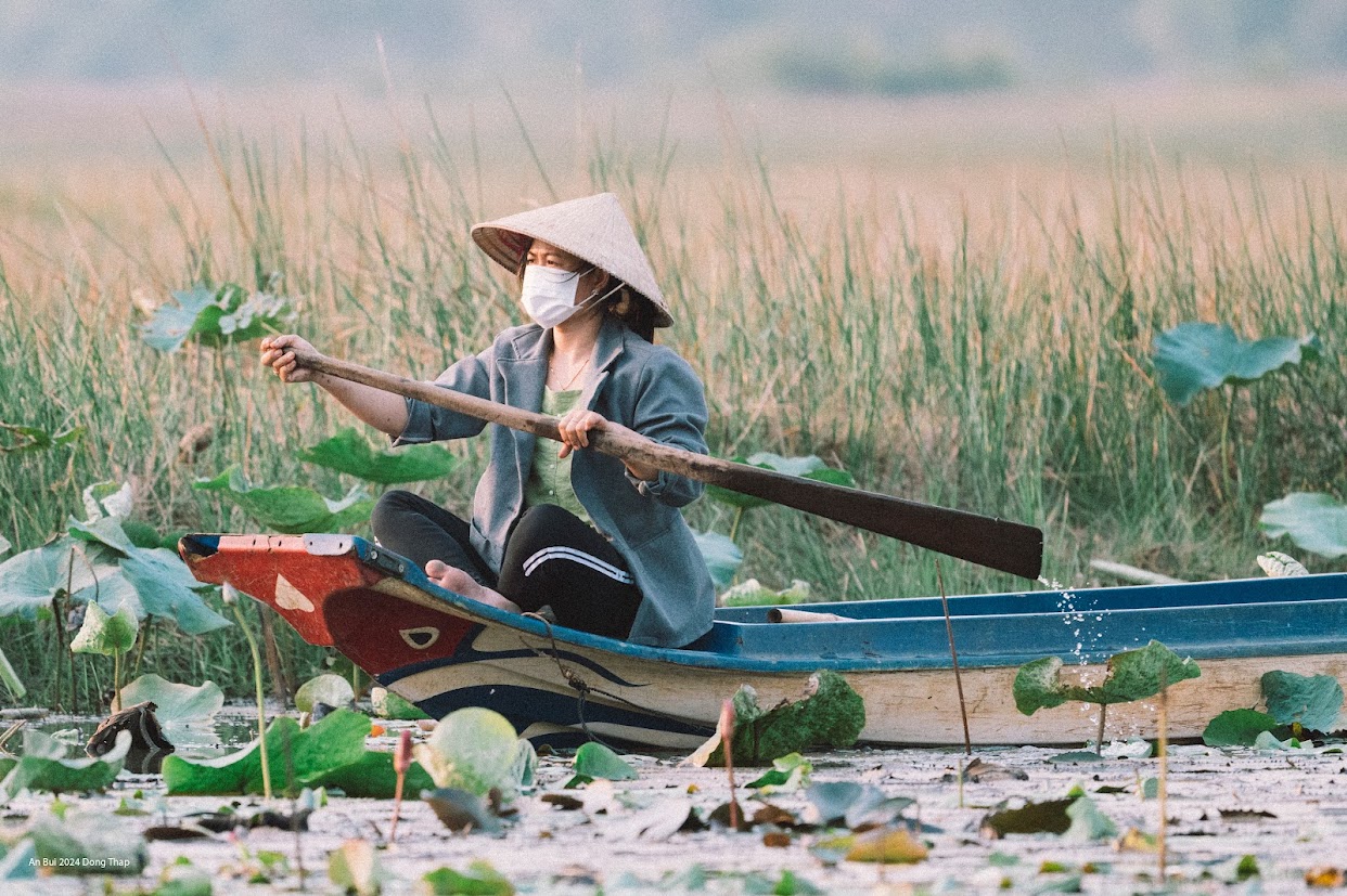 Đi xuồng ngoạn cảnh vườn Ngồi trên chiếc xuồng len lỏi dọc theo dòng kênh xanh mát, luôn là một hoạt động mà bất cứ du khách nào cũng muốn được trải nghiệm khi đặt chân đến vườn quốc gia Tràm Chim.  Đây là khoảng thời gian cực thư giãn, du khách có thể ngắm nhìn rất nhiều loài chim bay lượn ngay trước mặt. Nghe những tiếng hót véo von, hay chứng kiến cảnh tượng cả trăm con cò trắng, vịt trời bay vụt lên không trung.  Đến đài vọng cảnh, xuồng sẽ dừng để du khách leo lên tầng cao, thỏa thích ngắm khung cảnh xanh bát ngát một màu tại vườn quốc gia. Cứ thế thả hồn theo gió, cảm nhận sự gần gũi với thiên nhiên và thấy lòng bình yên đến lạ.