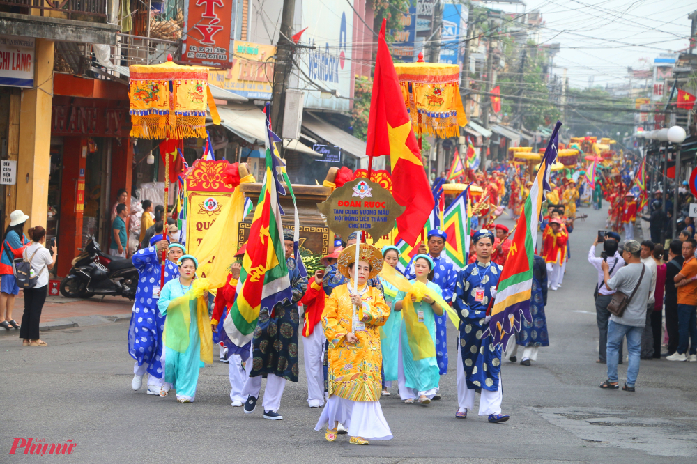 Năm nay  lễ hội tái hiện carnival dân gian quy mô và độc đáo với lễ rước trên tuyến đường bộ kéo dài 3km qua trục đường phố ven bờ Bắc sông Hương.