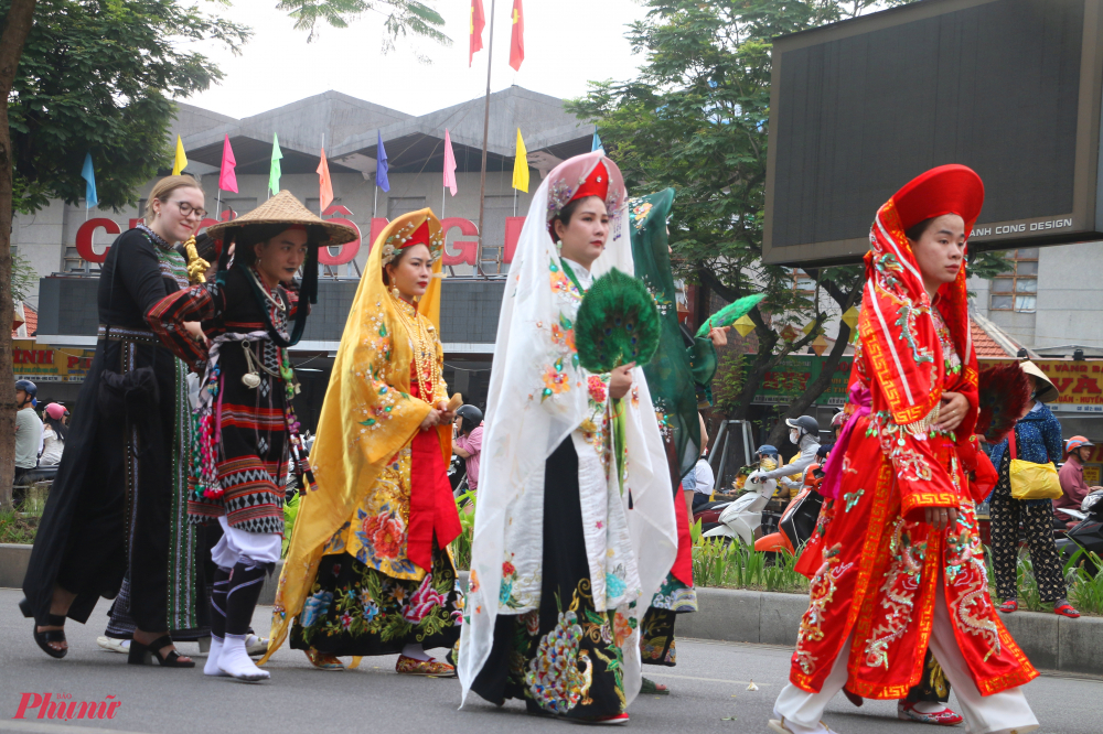 Đây cũng là dịp mà nét đẹp thực hành tín ngưỡng thờ Mẫu Tam Phủ của người Việt (Di sản phi vật thể đã được UNESCO ghi danh) được thể hiện một cách độc đáo thu hút khách du lịch đến với với Lễ hội
