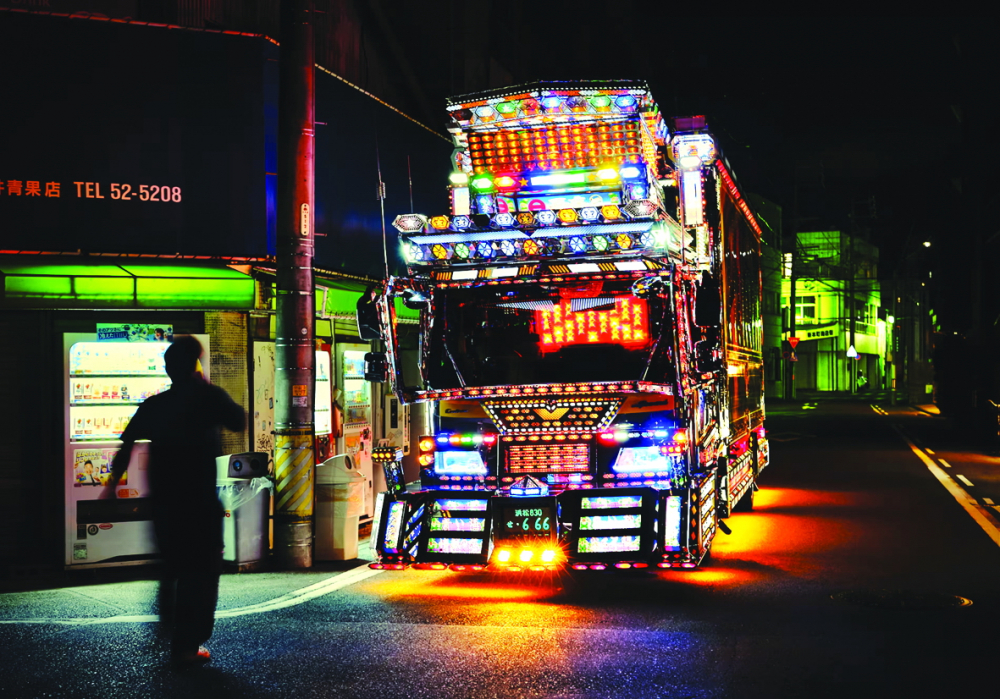 Takeda-san ở thành phố Toyohashi, tỉnh Aichi  với chiếc xe tải của mình - Ảnh: Julie Glassberg/The Guardian