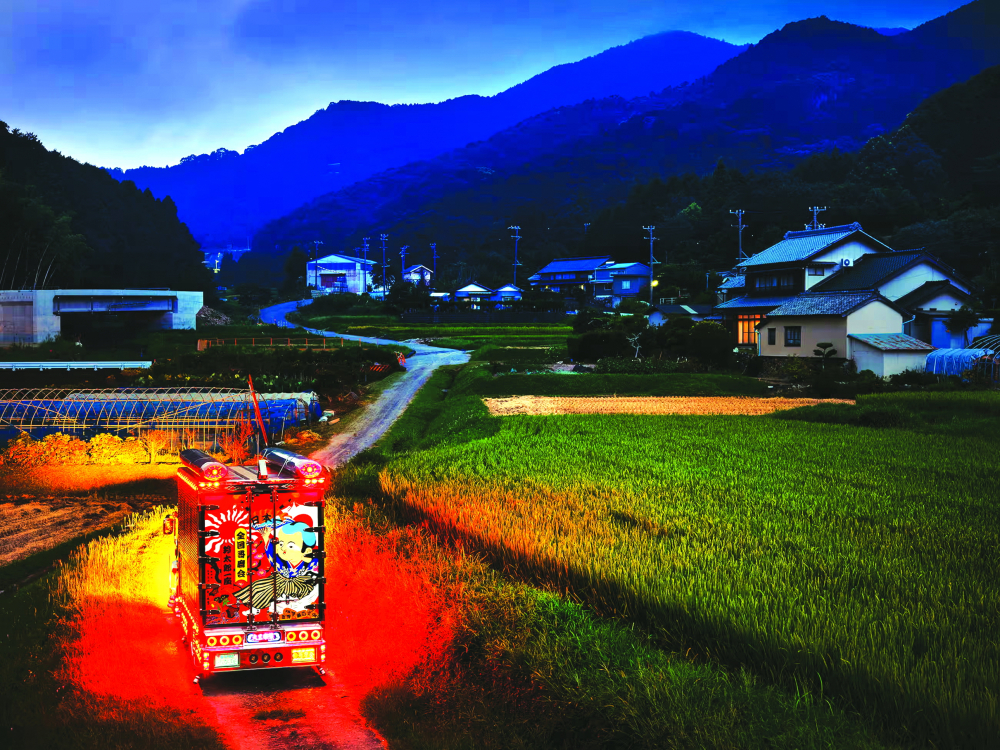 Một chiếc xe tải dekotora chở hàng ở vùng núi tỉnh Aichi được người chủ tự tay vẽ và trang trí - Nguồn ảnh:  The Guardian