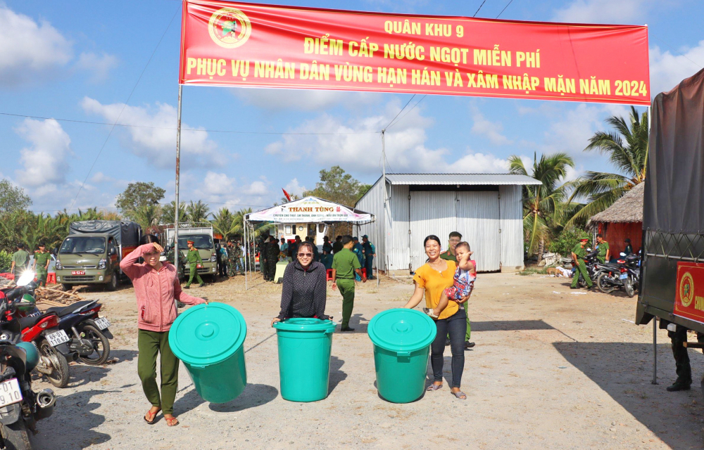 Phụ nữ xã Biển Bạch (huyện Thới Bình, tỉnh Cà Mau) vui mừng khi được các đơn vị chức năng hỗ trợ dụng cụ chứa nước sinh hoạt