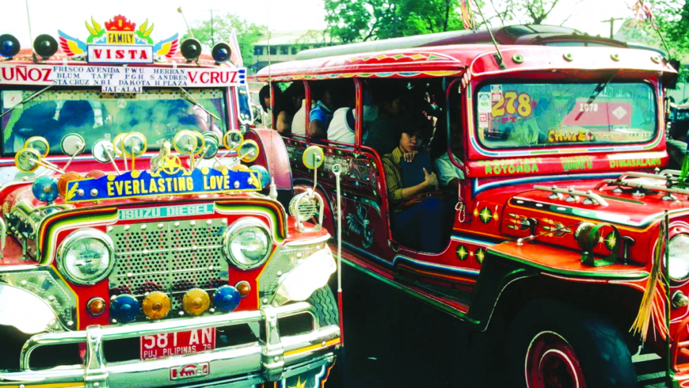 Jeepney là kết quả của việc tái chế những chiếc xe jeep quân đội Mỹ bị bỏ lại ở Philippines sau Thế chiến thứ hai - Ảnh: Alain Nogues/Sygma/Getty Images