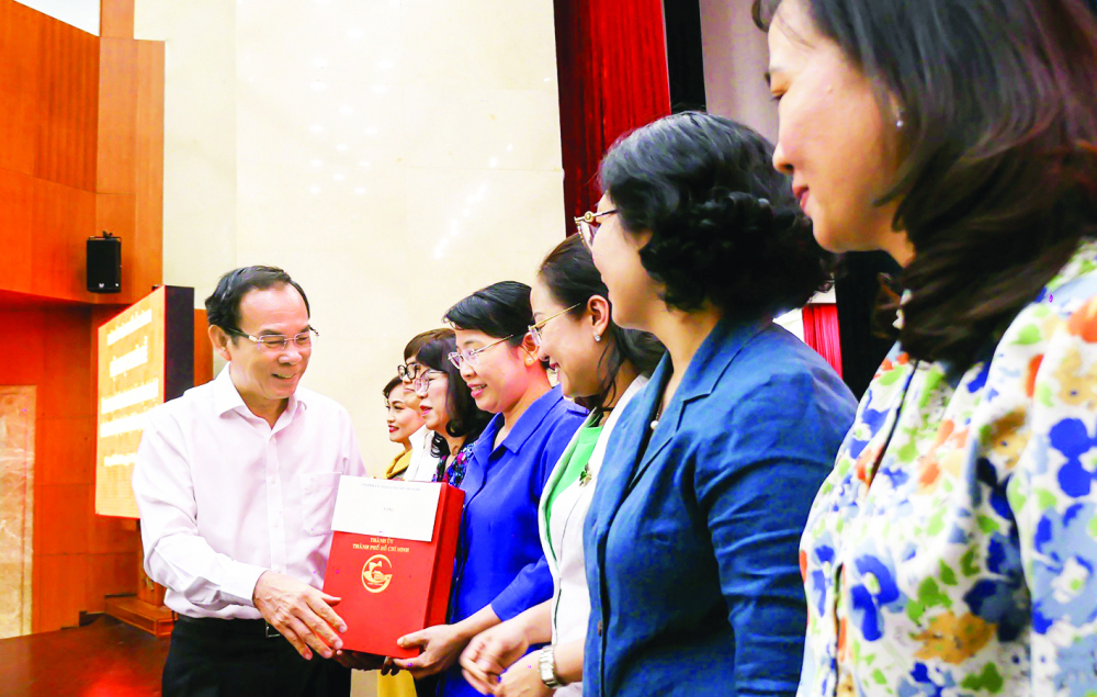 Bí thư Thành ủy TPHCM Nguyễn Văn Nên thăm hỏi, động viên, tặng quà cho  cán bộ nữ