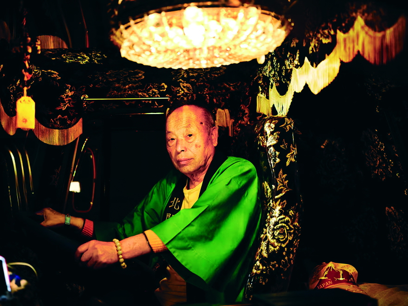 Tajima Junichi - chủ tịch của Utamarokai -  ngồi trong chiếc xe tải mà ông đã sở hữu và  duy trì quá trình trang trí suốt hơn 30 năm - Nguồn ảnh: The Guardian