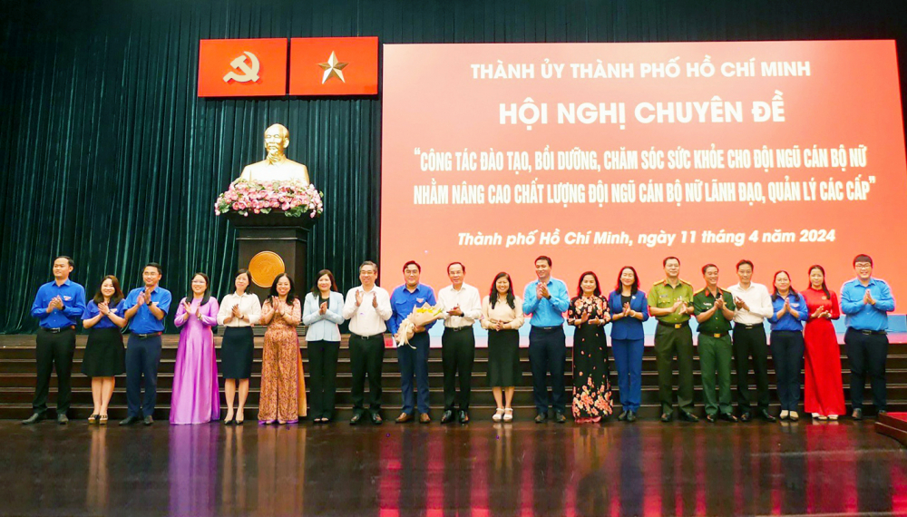 Bí thư Thành ủy TPHCM Nguyễn Văn Nên  (thứ 10 từ trái sang) và  Phó bí thư Thành ủy TPHCM Nguyễn Phước Lộc  (thứ 8 từ trái sang)  tặng hoa chúc mừng ra mắt “Hội đồng công tác  nữ thanh niên TPHCM”