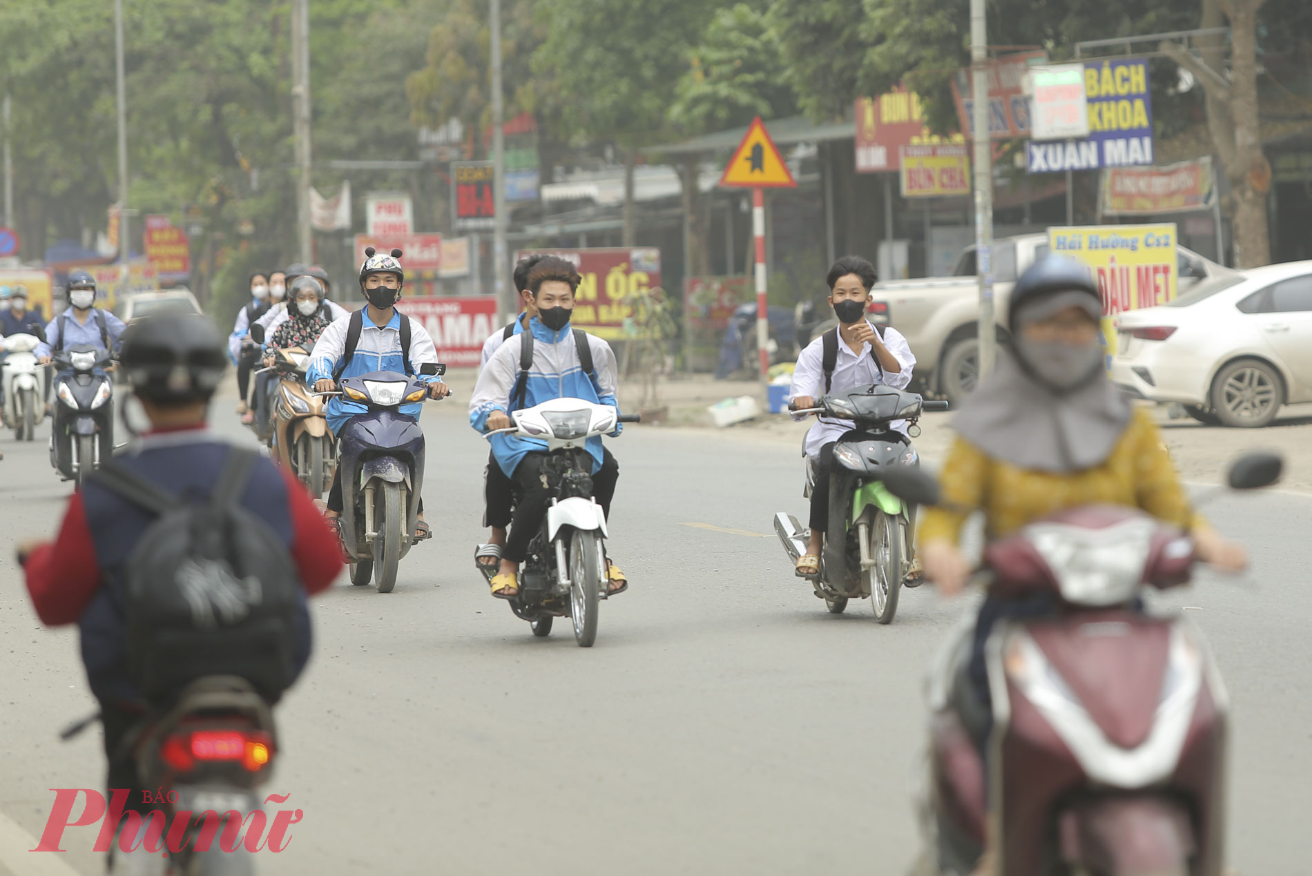Có mặt tại thị trấn Xuân Mai vào giờ tan học, không khó nhận thấy tình trạng học sinh điều khiển xe máy điện, xe đạp điện không đội mũ bảo hiểm, đi thành hàng hai, hàng ba trên đường.