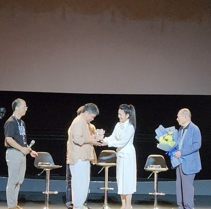 NSND Nguyễn Thị Thanh Thuý - Phó giám đôc Sở Văn hoa Thể thao TPHCM trao kỷ niệm chương cho đạo diễn kore- eda Hirokazu trong đêm giao lưu chiếu phim Broker ngày 10/4