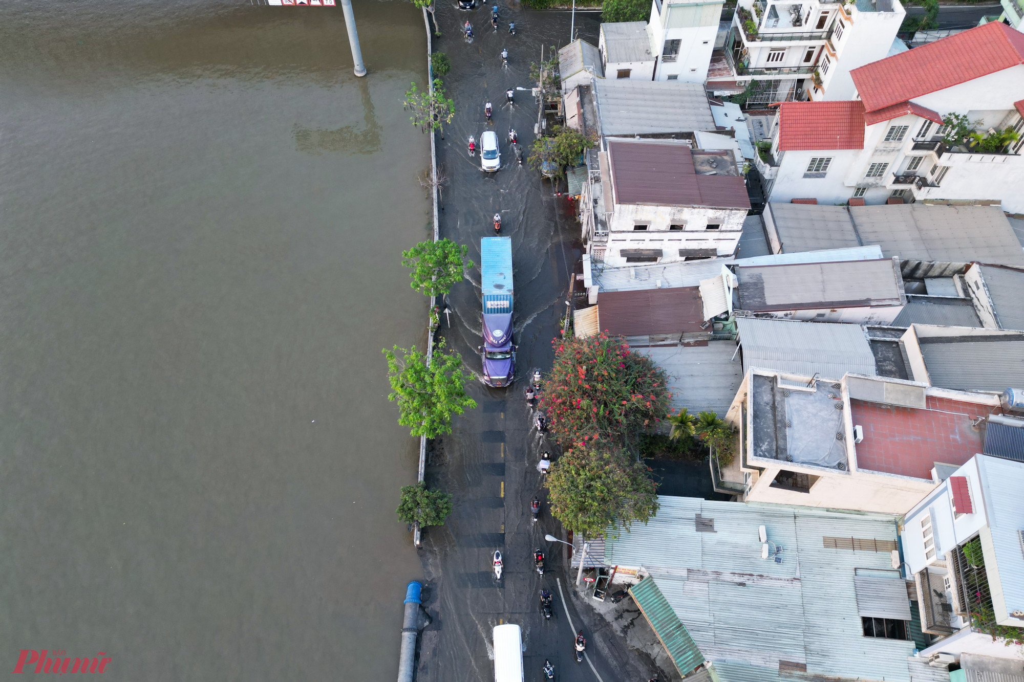 Chiều 11/4, triều cường xảy ra trên nhiều tuyến đường tại TPHCM. Theo ghi nhận, đường Trần Xuân Soạn (dưới chân cầu Khánh Hội), nước bắt đầu dâng cao từ 17g chiều.