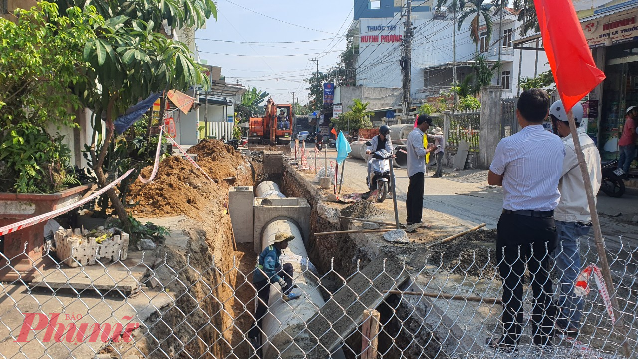 Một đoạn công trình thoát nước gần ngã tư Ba La do UBND TP Quảng Ngãi đang triển khai