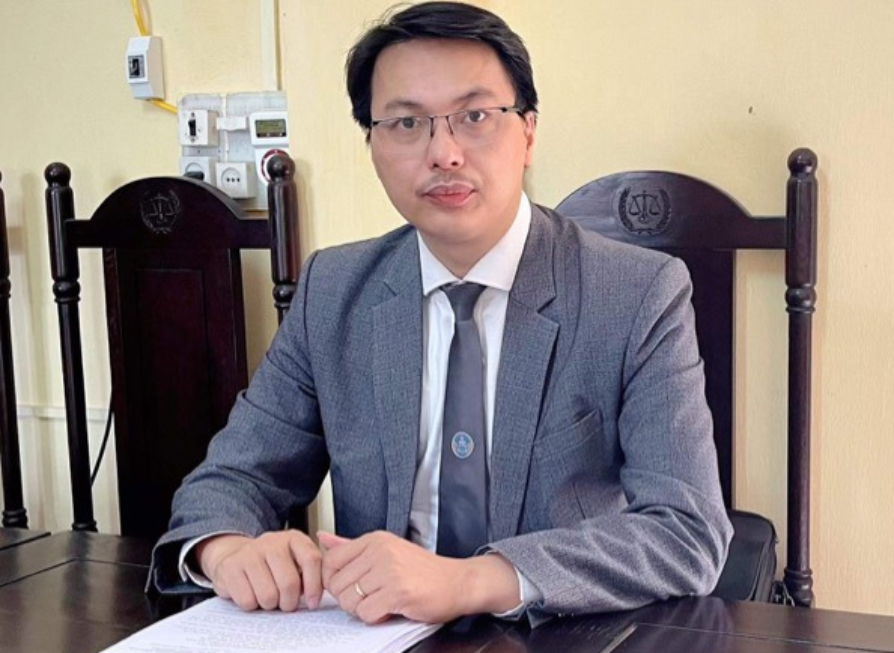 Luật sư Đặng Văn Cường trả lời phóng viên. 