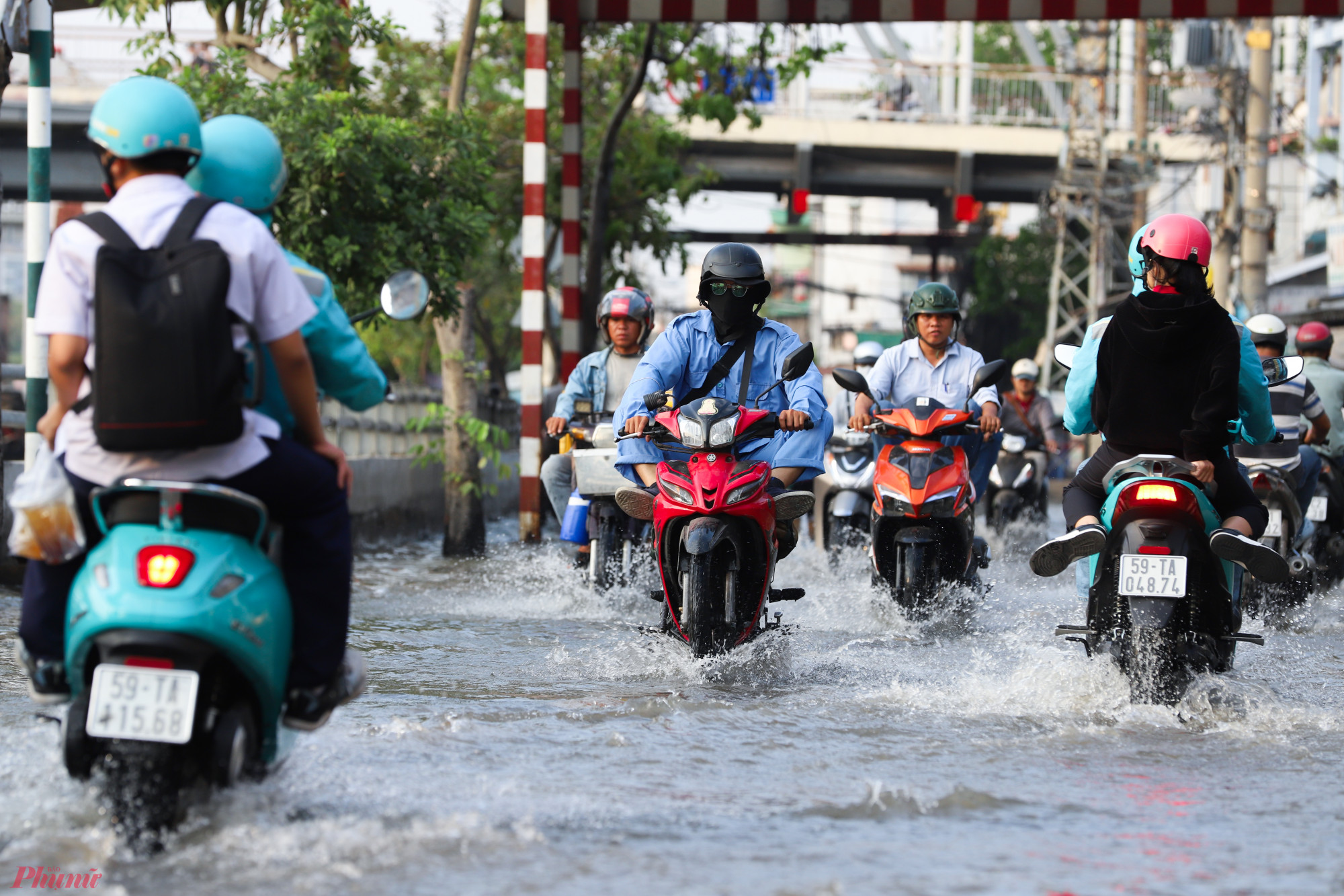 Mực nước xấp xỉ ngập nửa bánh xe gắn máy, khiến việc di chuyển của người dân gặp nhiều khó khăn.