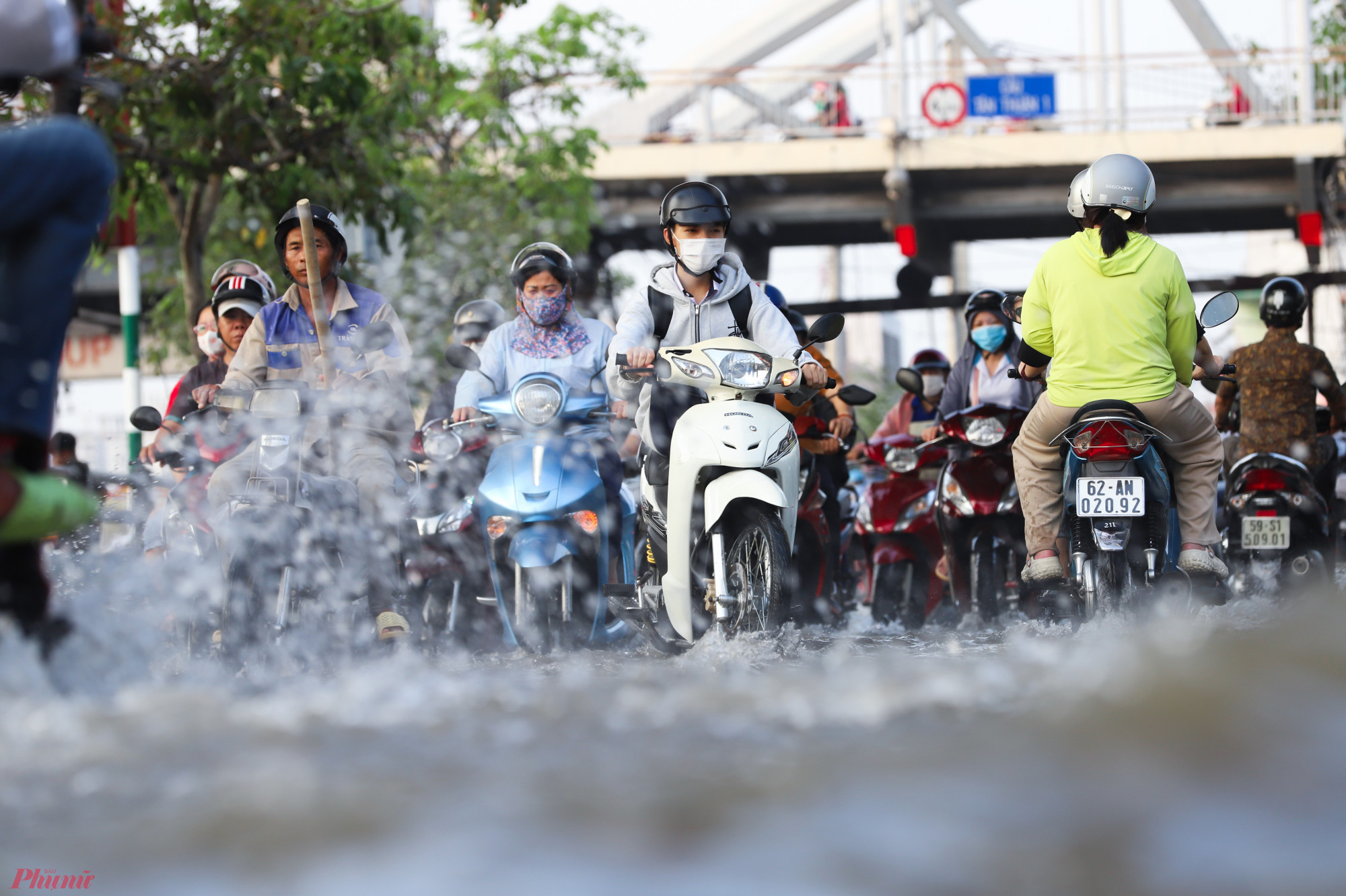 Đài Khí tượng Thủy văn khu vực Nam Bộ cho biết, mực nước tại các vùng hạ lưu hệ thống sông Sài Gòn - Đồng Nai lên nhanh theo kỳ triều cường đầu tháng 3 âm lịch và đang ở mức cao. 