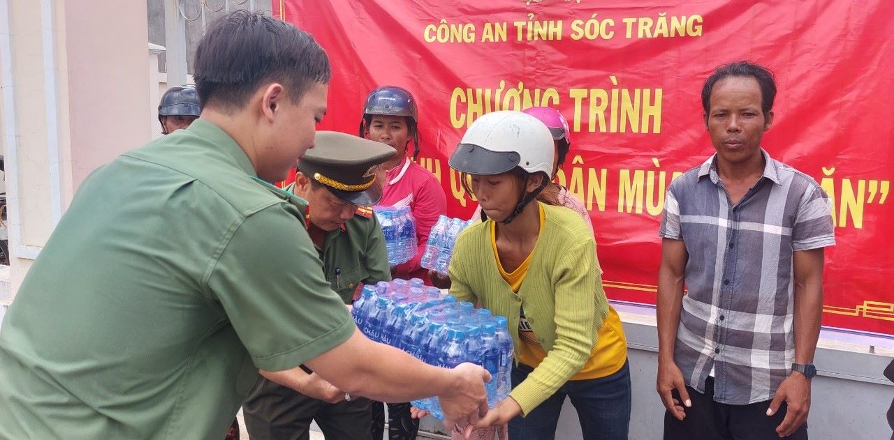 Công an Sóc Trăng phát động chương trình hỗ trợ người dân khó khăn về nước ngọt