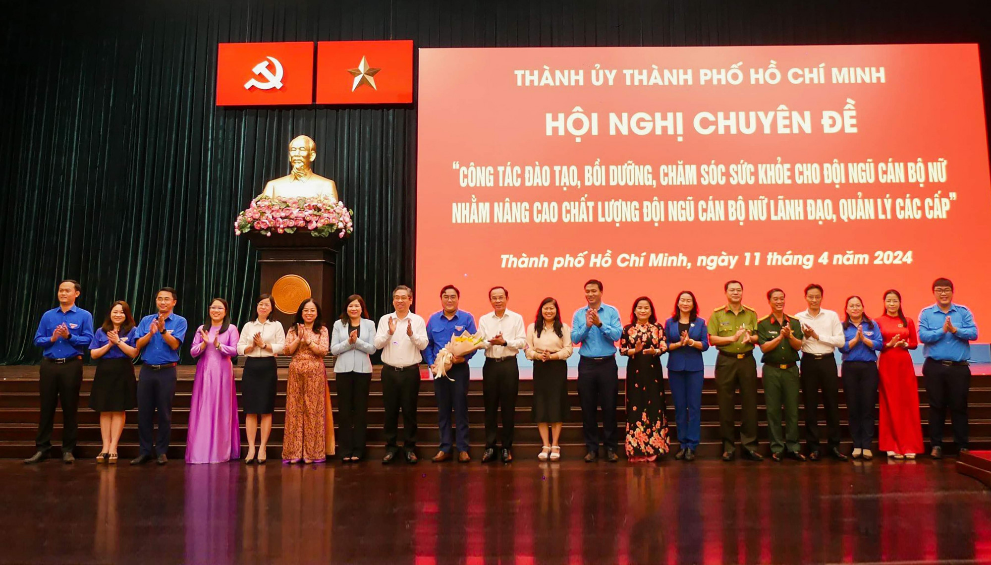 Bí thư Thành ủy TPHCM Nguyễn Văn Nên và Phó Bí thư Thành ủy TPHCM Nguyễn Phước Lộc tặng hoa chúc mừng ra mắt Hội đồng công tác nữ thanh niên TPHCM