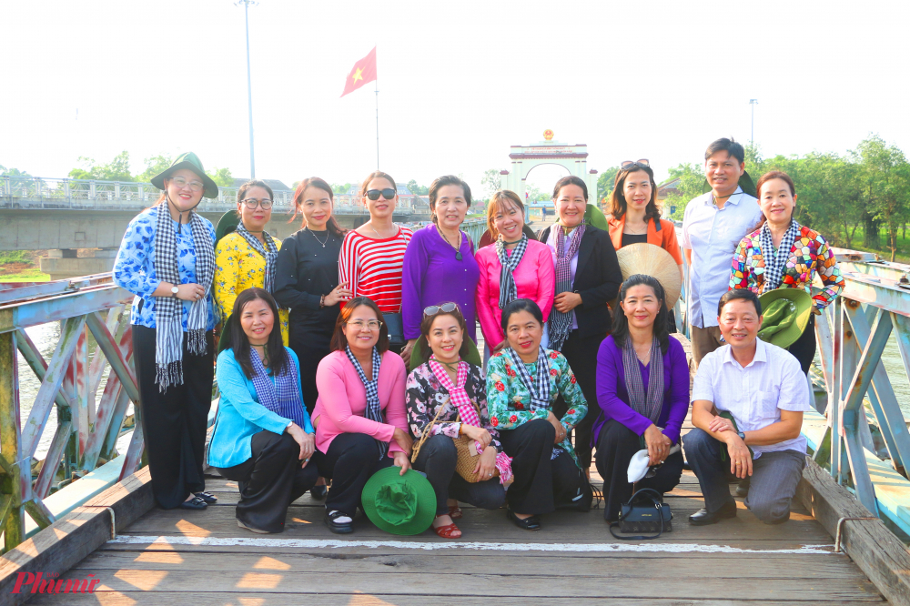 Đoàn công tác thăm di tích cầu Hiền Lương, sông Bến Hải