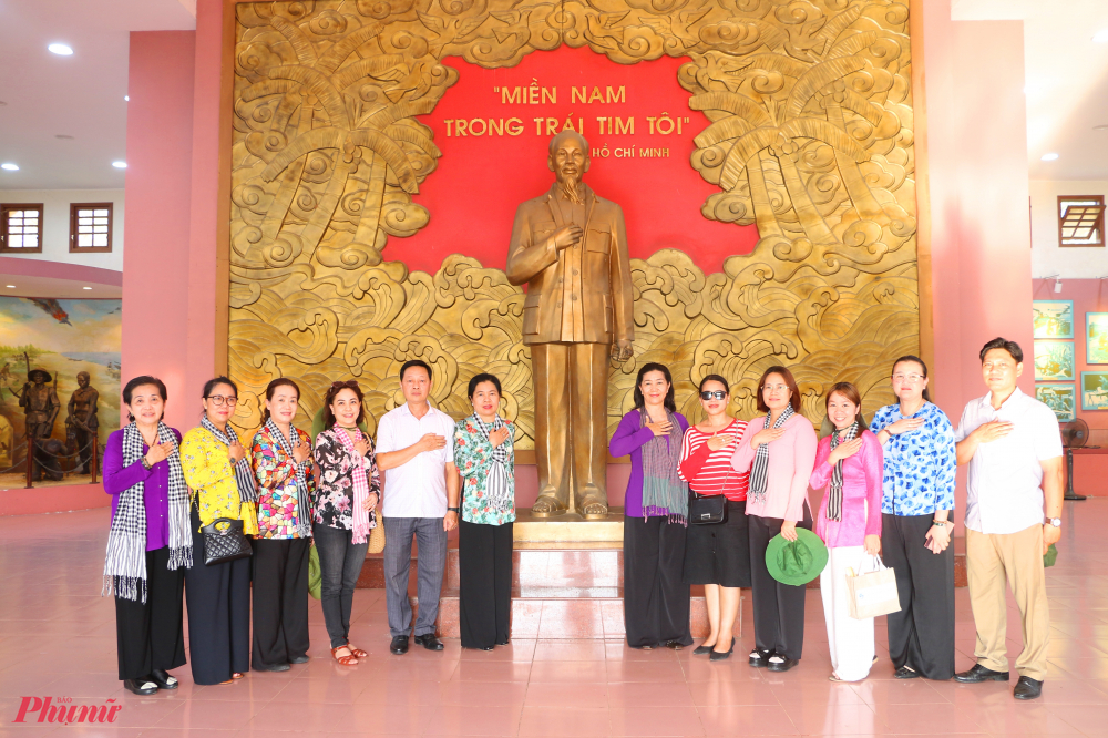 Đoàn công tác chụp hình lưu niệm bên bức tượng Bác Hồ tại Nhà trưng bày vĩ tuyến 17 và khát vọng thống nhất tại Di tích quốc gia đặc biệt Đôi bờ Hiền Lương-Bến Hải 