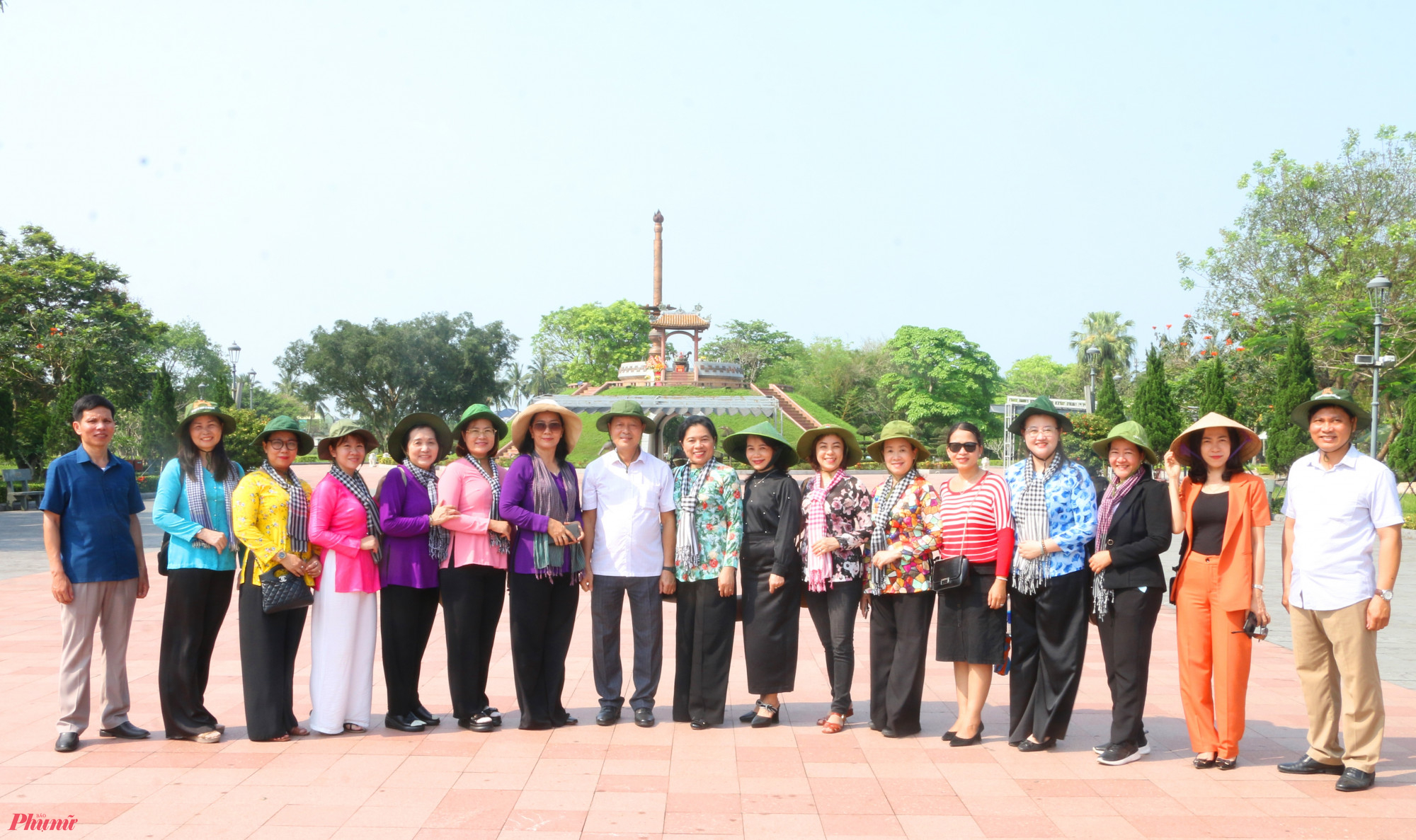 Các thành viên đoàn công tác chụp hình lưu niệm tại Di tích Quốc gia đặc biệt Thành cổ Quảng Trị