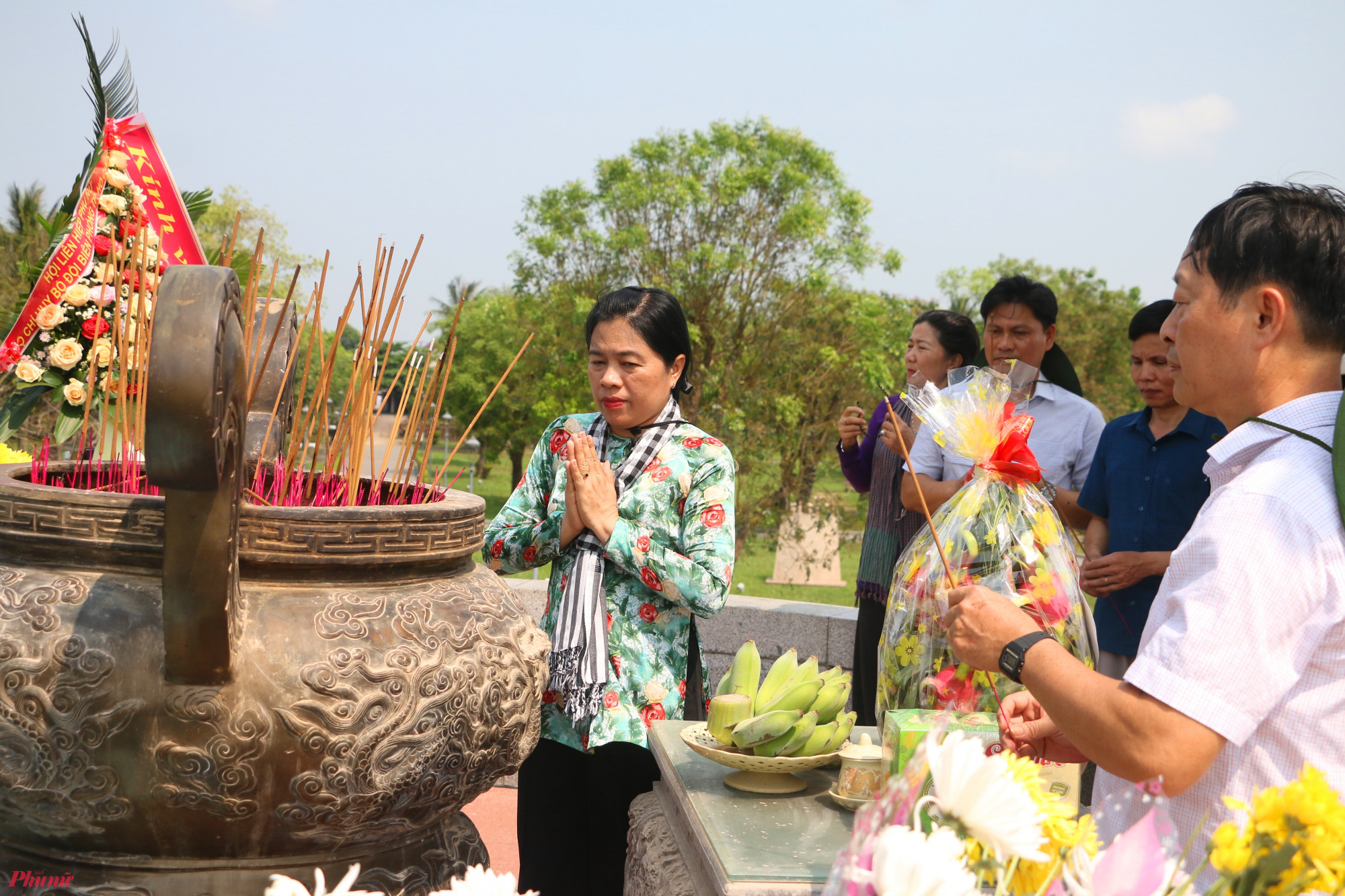 Bà Nguyễn Trần Phượng Trân- Thành ủy viên, Chủ tịch Hội LHPN TP HCM dâng hương tưởng niệm các chiến sĩ ở Di tích Thành cổ Quảng Trị