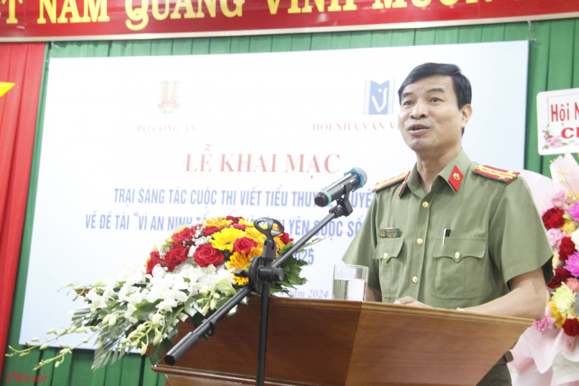 Đại tá Trần Cao Kiều – Phó Cục trưởng Cục truyền thông CAND; Giám đốc, Tổng biên tập Nhà xuất bản CAND – phát biểu khai mạc trại sáng tác.