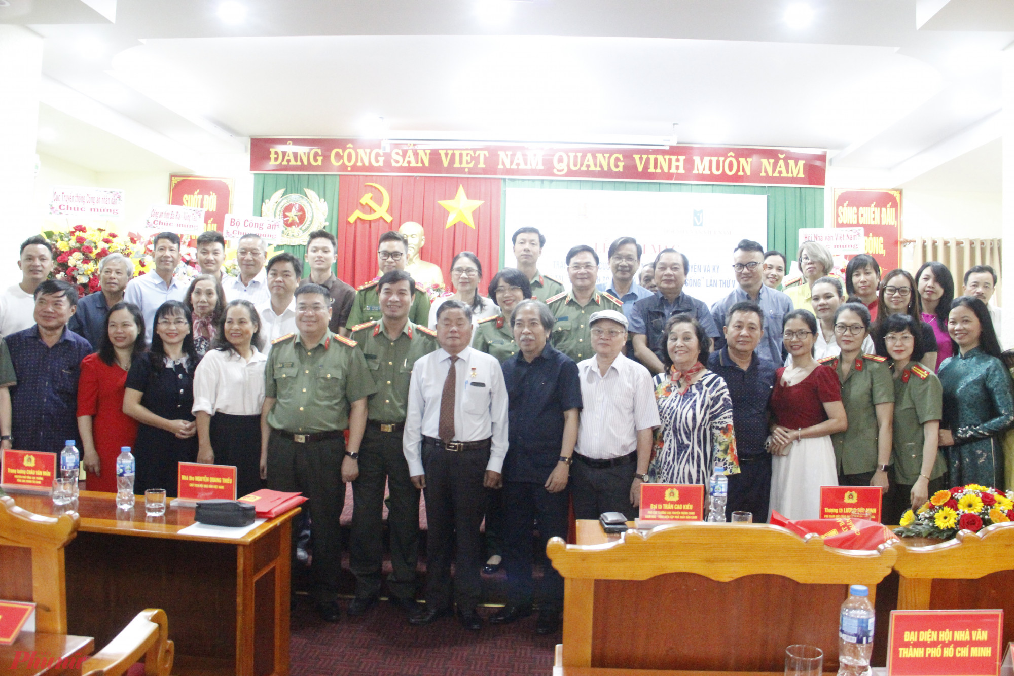 Lãnh đạo Hội Nhà văn Việt Nam, Cục truyền thông CAND và Công an tỉnh Bà Rịa – Vũng Tàu chụp ảnh lưu niệm cùng các nhà văn, tác giả tham gia trại sáng tác.