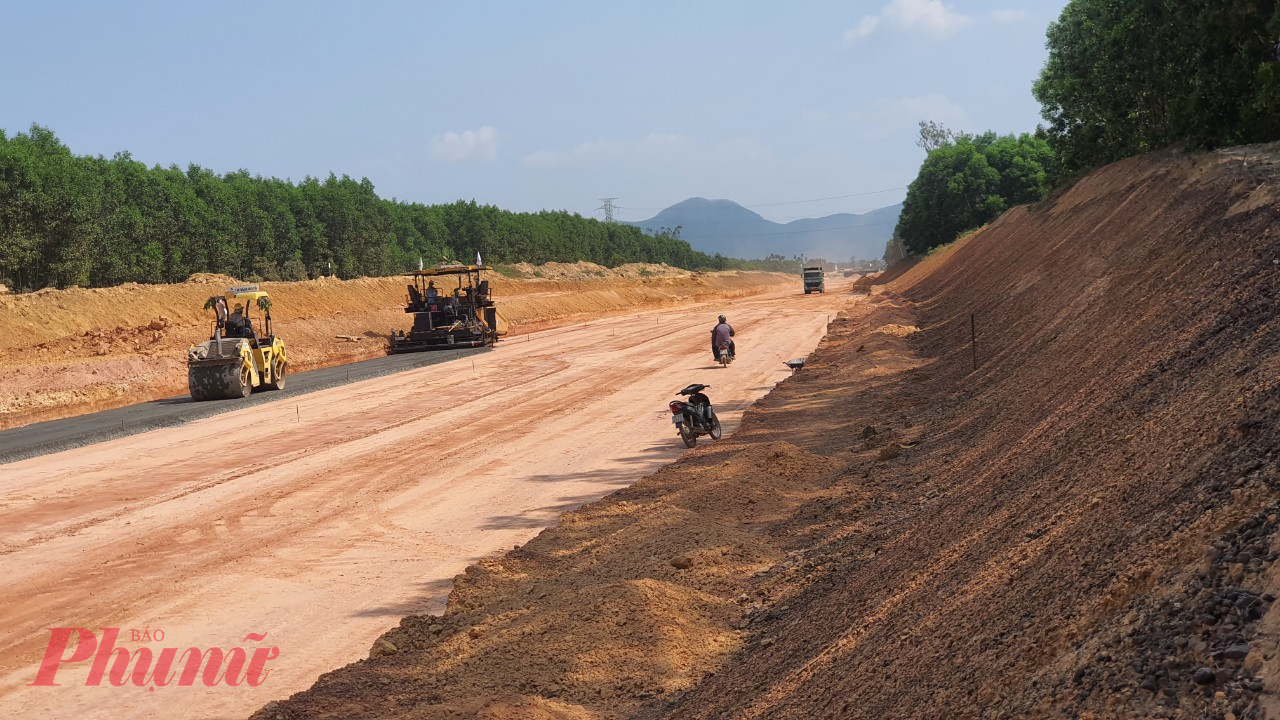 Dự án đầu tư xây dựng công trình đường bộ cao tốc Bắc Nam, đoạn Quảng Ngãi – Hoài Nhơn dài 88km, đi qua địa phận các tỉnh Quảng Ngãi (60,3km) và Bình Định (27,7km). 