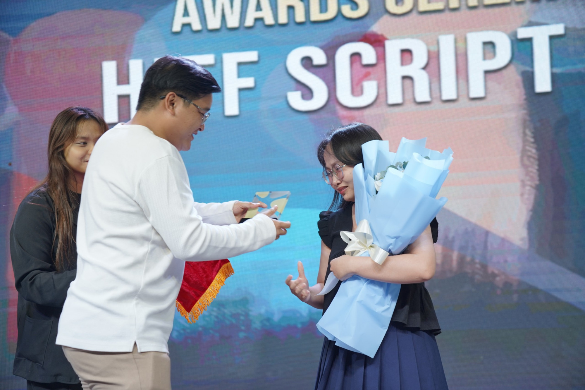 Đạo diễn Võ Thanh Hòa trao giải Nhất hạng mục Feature Film của hoạt động Vườn ươm kịch bản 