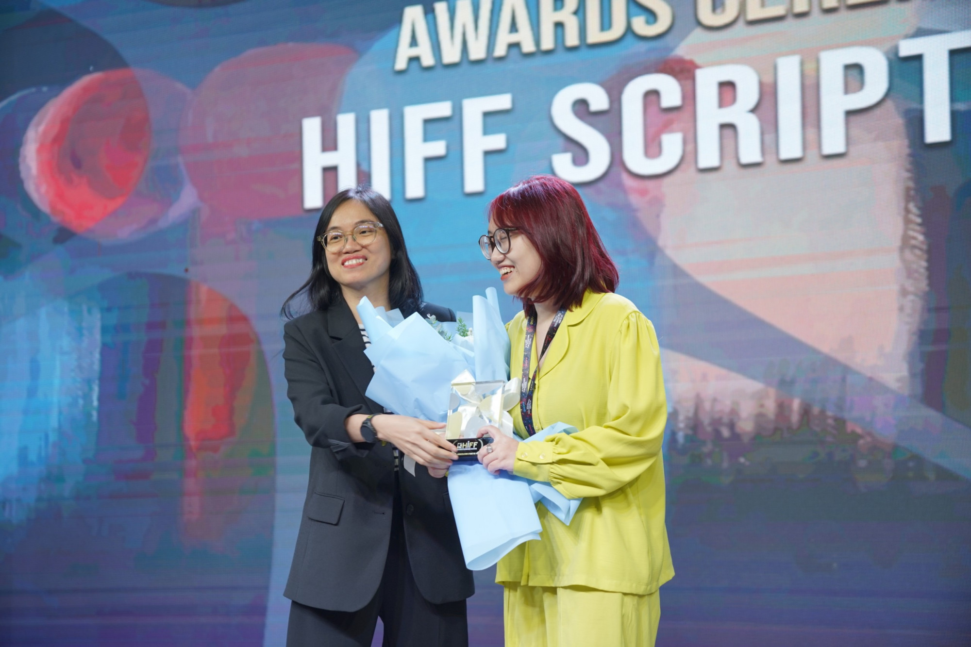 Biên kịch Quản Phương Thanh (phải nhận giải Nhất hạng mục TV series của hoạt động Vườn ươm kịch bản 