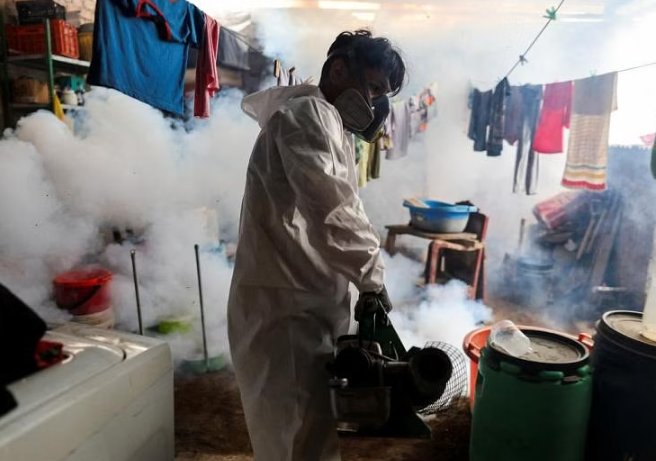 Một nhân viên y tế phun thuốc trừ sâu để ngăn ngừa bệnh sốt xuất huyết trong một ngôi nhà ở Lima, Peru, ngày 7 tháng 3 năm 2024. REUTERS/Sebastian Castaneda