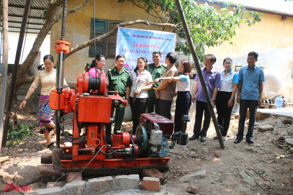 Kiểm công trình giếng nước cộng đồng và nhà vệ sinh tự hoại vừa mới làm lễ khởi công tại thôn A Ho xã Thanh do Hội LHPN TPHCM tài trợ