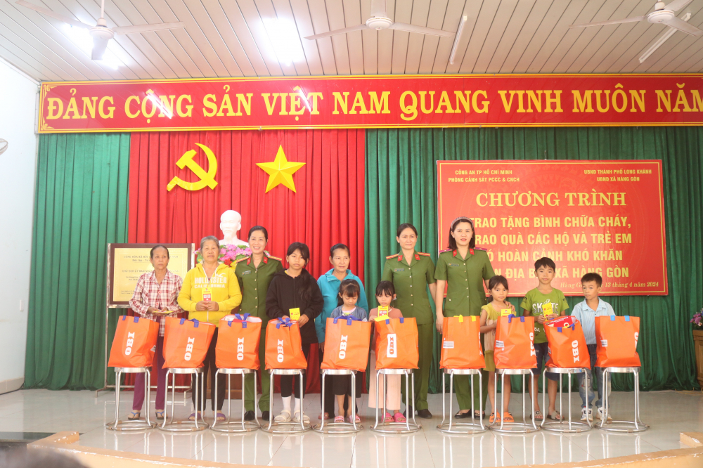 Quà của hội đến tay người dân và các em học sinh có hoàn cảnh khó khăn của xã Hàng Gòn.