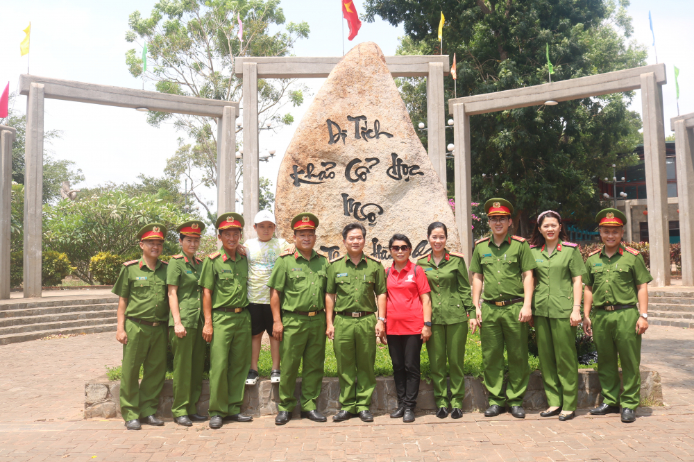 Đoàn thăm di tích Mộ cự thạch Hàng Gòn.