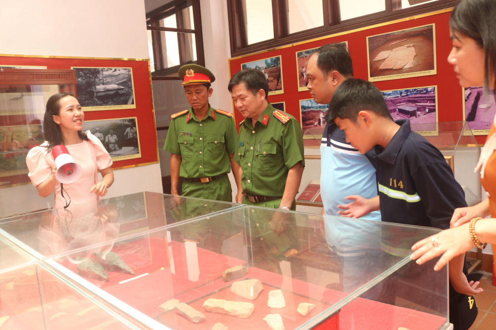 Các thành viên trong đoàn tham quan, tìm hiểu khu trung bày hiện vật trong di tích Mộ cự thạch Hàng Gòn.