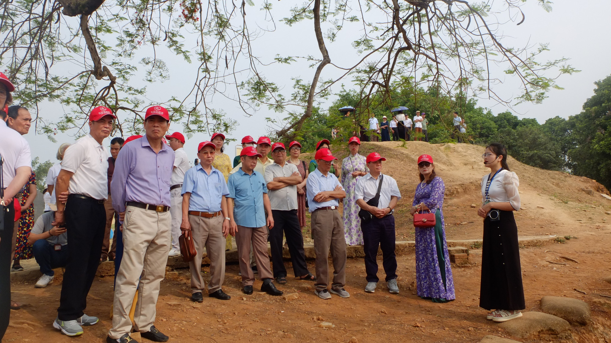 Khách hành hương nghe hướng dẫn viên thuyết minh về cứ điểm đồi A1