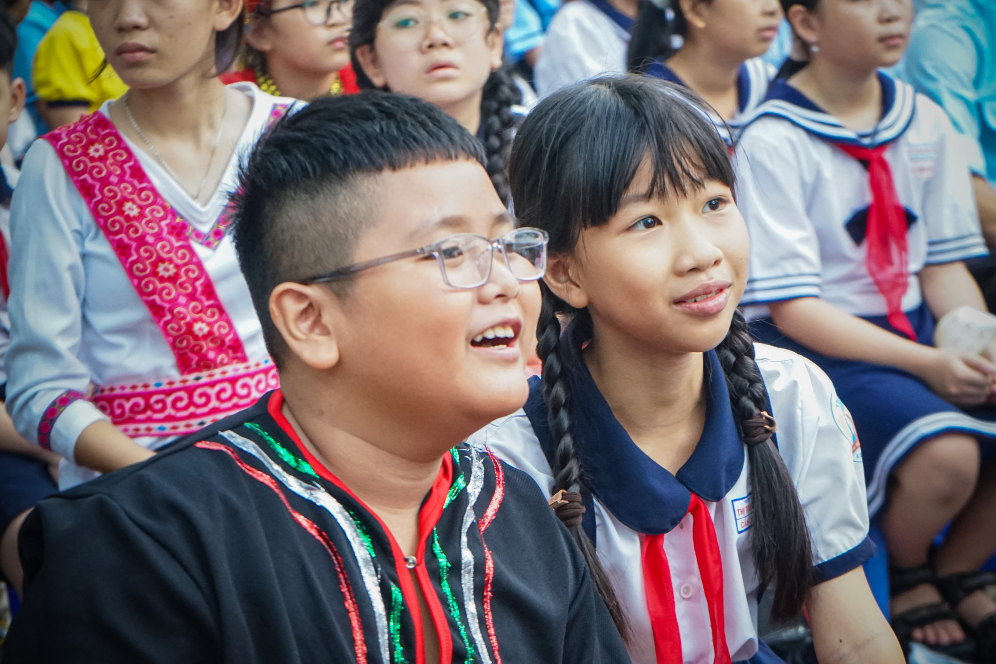 “Tôi cho rằng đây là sự kiện ngoài mang nhiều yếu tố giáo dục thì bên cạnh đó sự kiện này còn là dịp để tạo cơ hội cho các bé được khoác lên mình bộ áo dài, tận mắt nghe và thấy những thế hệ đi trước nói về giá trị của văn hóa thông qua nhiều tiết mục văn nghệ để các bé có thể định hình được một tương lai tươi đẹp và thịnh vượng cho cả đất nước”, một phụ huynh chia sẻ.