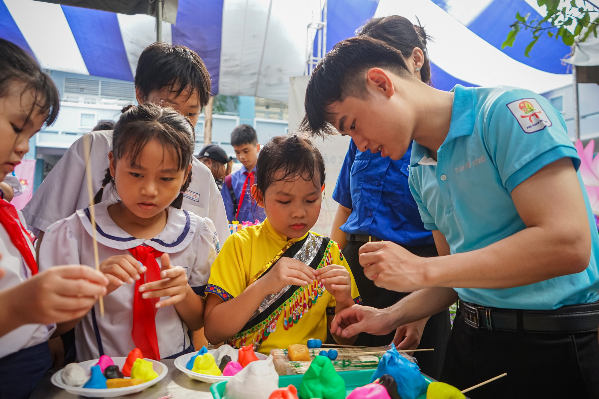 Không gian hướng dẫn nặng tò he tại ngày hội thu hút nhiều thiếu nhi đến trải nghiệm và học tập