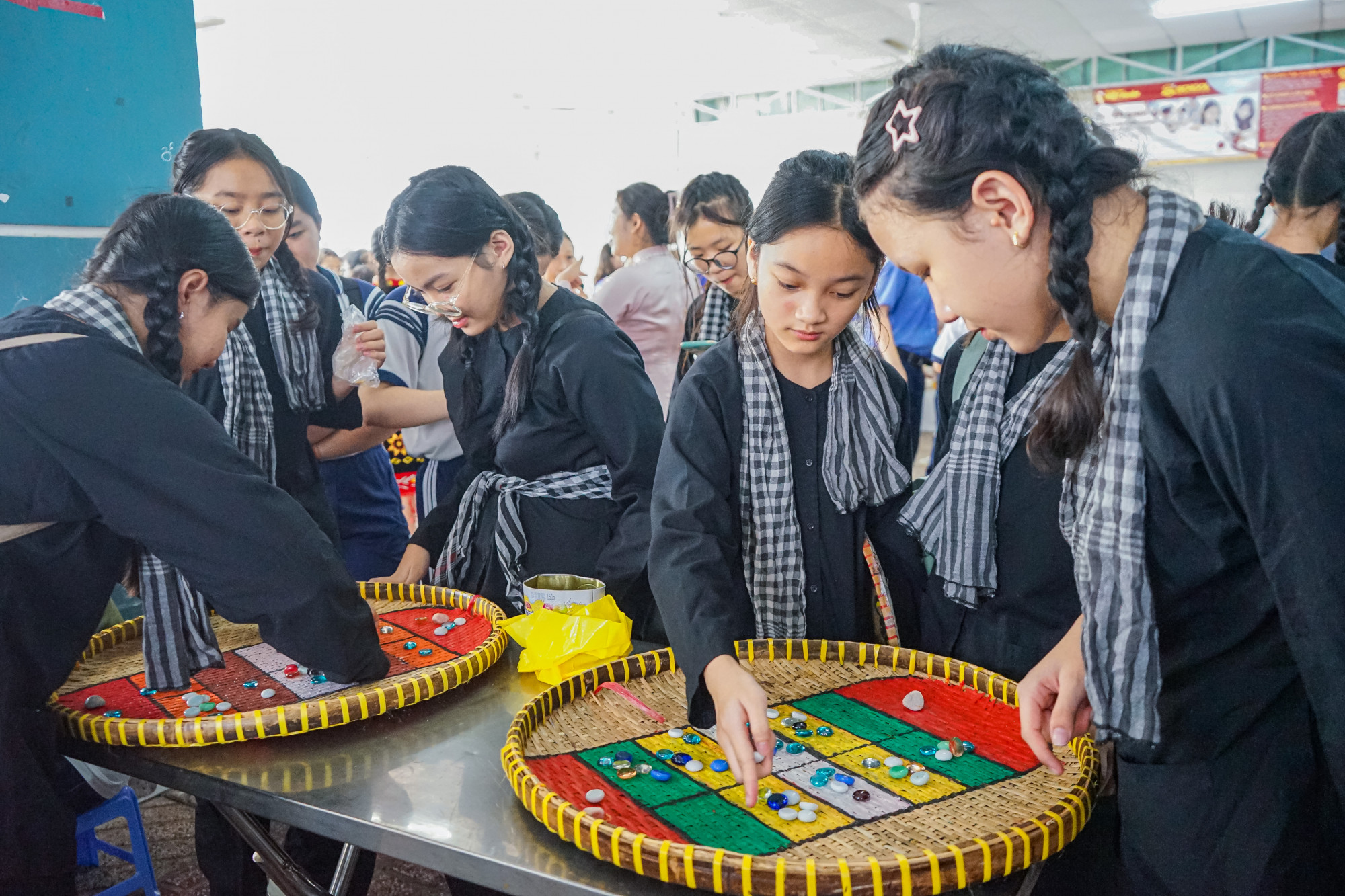 Bên cạnh đó, thiếu nhi thành phố đã có cơ hội được tận mắt trải nghiệm các trò chơi dân gian truyền thống như ô ăn quan, xếp hình bắt chữ và thưởng thức nhiều món ăn mới lạ đến từ các vùng miền.