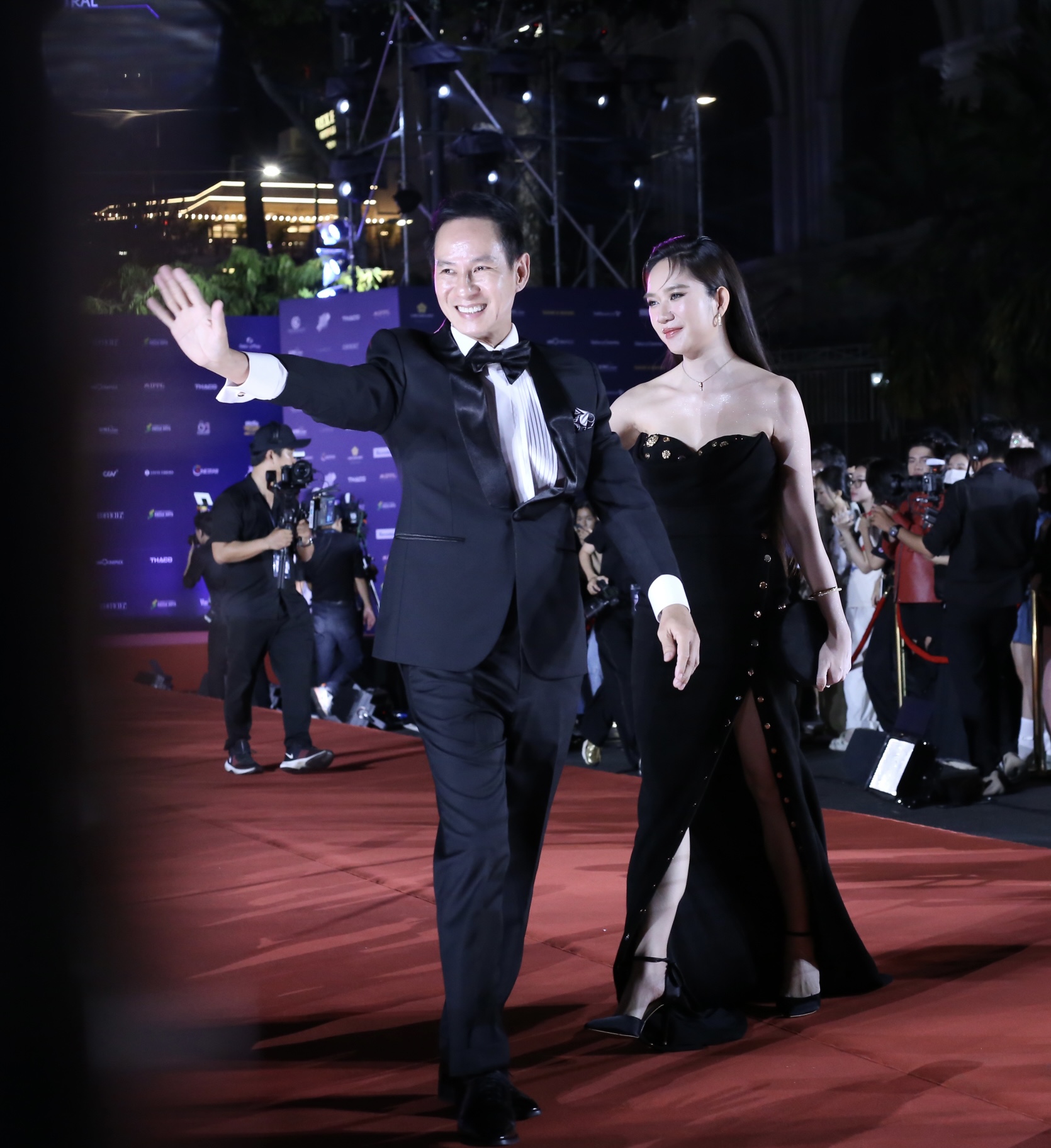 Vợ chồng đạo diễn, nhà sản xuất Lý Hải, Minh Hà vẫy chào khán giả. Cả hai mặc đồng điệu màu sắc