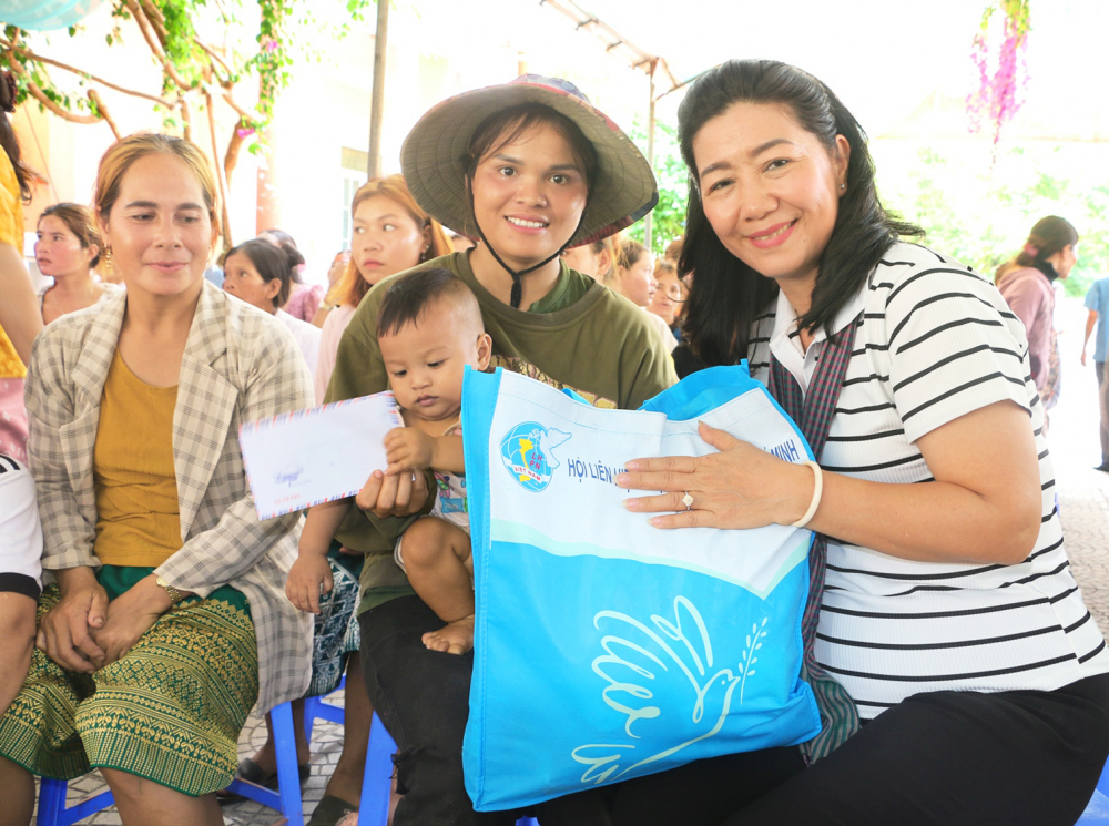 Bà Nguyễn Thị Bạch Mai (bìa phải) - Phó trưởng ban thường trực Ban Dân vận Thành ủy TPHCM -  tặng quà cho hội viên phụ nữ nghèo ở vùng Lìa, huyện Hướng Hóa, tỉnh Quảng Trị